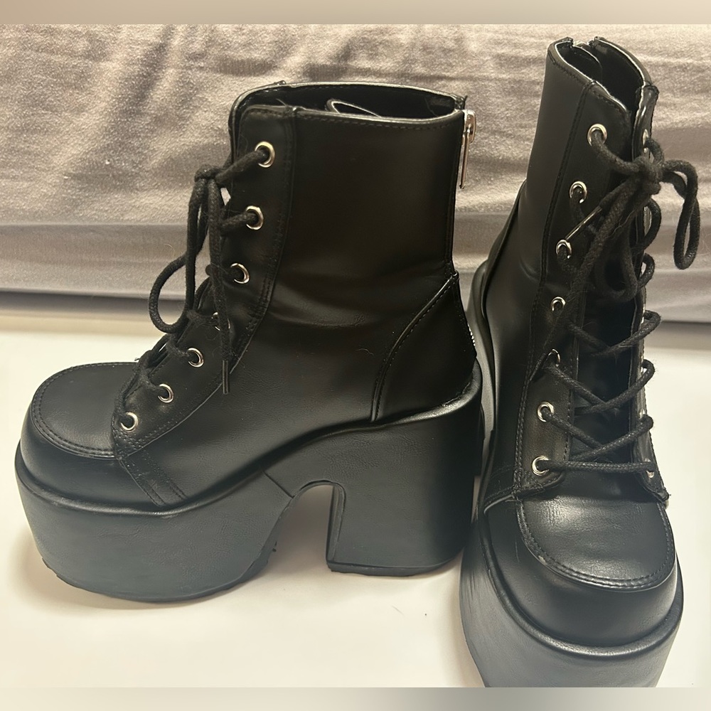 Demonia Camel-203 Womens 6 (Matte Black Leather)